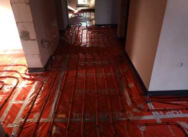 před vylitím anhydritu na podlahové topení